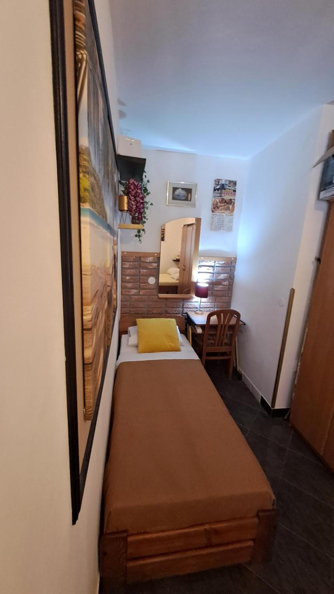 Red Gold Apartment Pula Ngoại thất bức ảnh