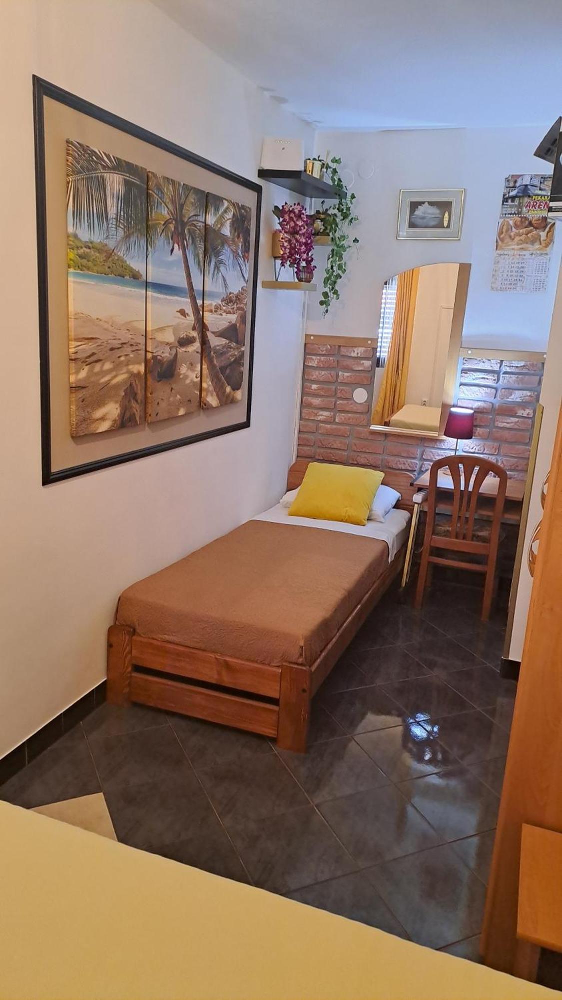 Red Gold Apartment Pula Ngoại thất bức ảnh